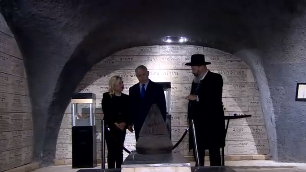 Prime Minister Bibi Netanyahu and Wife Sarah Visit the Chamber of the Holocaust