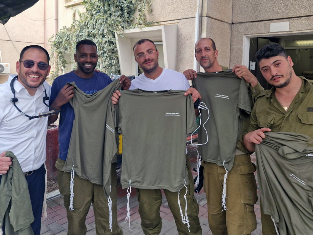 Diaspora Yeshiva Rabbi Reuven Reich Delivers Tzitzis to IDF Soldiers